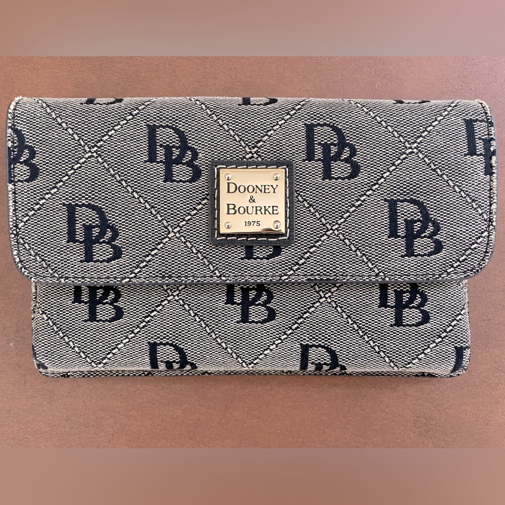 Dooney and Bourke NWT 🎉Host Pickx3🎉 Milly large wristlet clutch grey and black